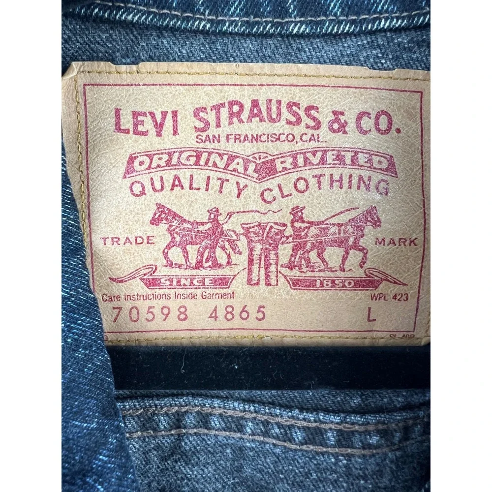 Levis ships from